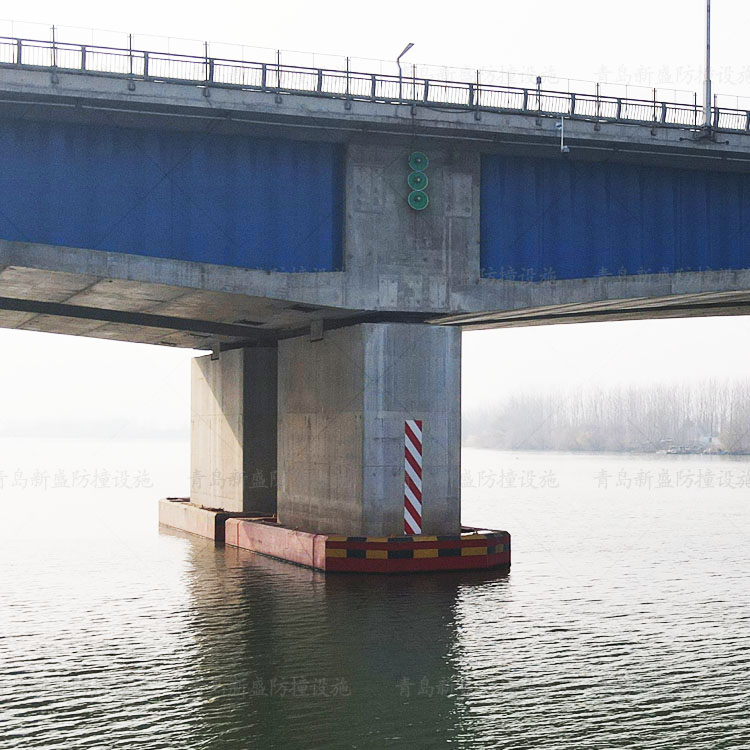 青岛新盛生产浮动式钢覆复合材料桥梁防撞设施(图2)